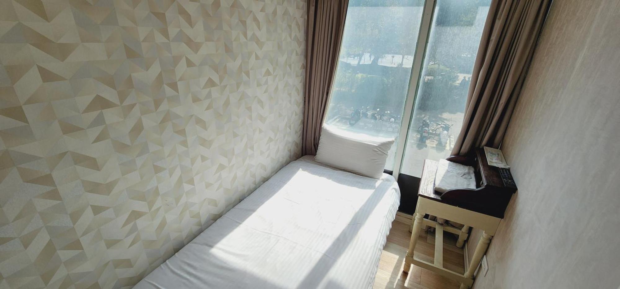 Single Room Window,1584646018:JPEG
