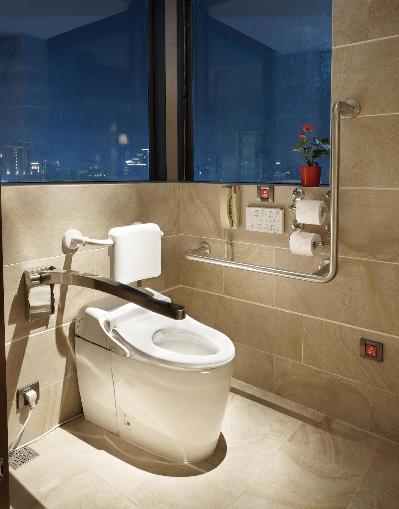 Superior Queen Room Accessible Room